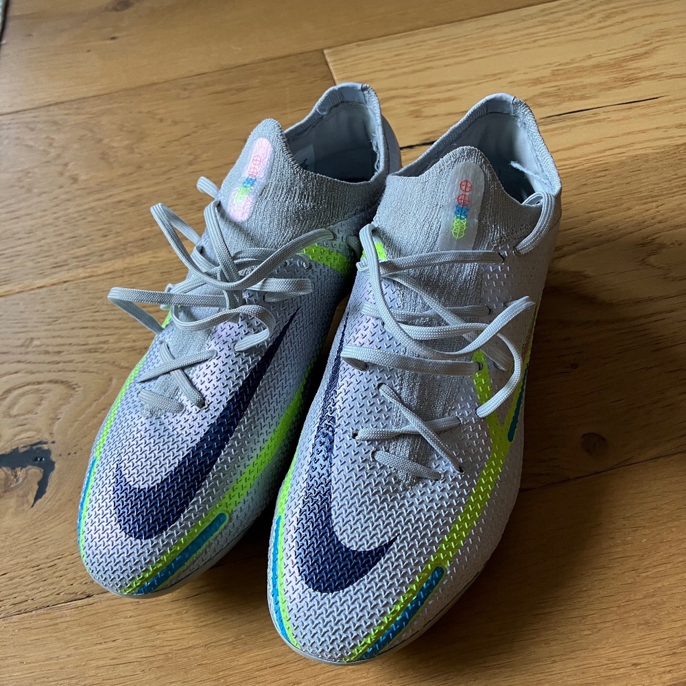 Nike Phantom GT2 elite soccer cleats in gray volt, size 5.5